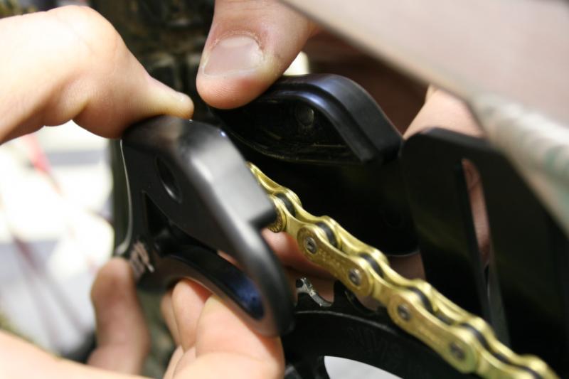 The upper guide is held together with the same screw that holds it onto the boomerang. Fit it over the chain and set it at the appropriate height