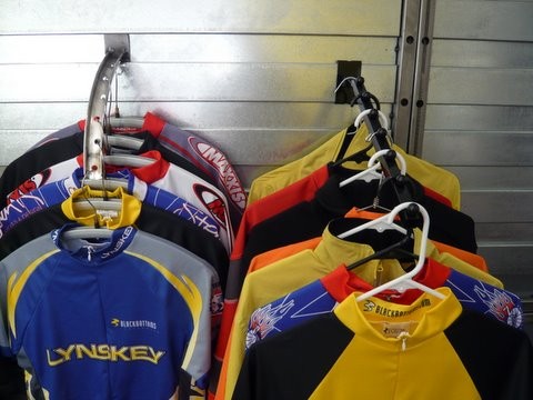 Comparison between normal hanger and velo sport hanger