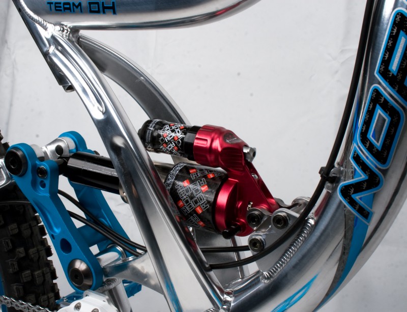 Seat tube and mast around the rear shock