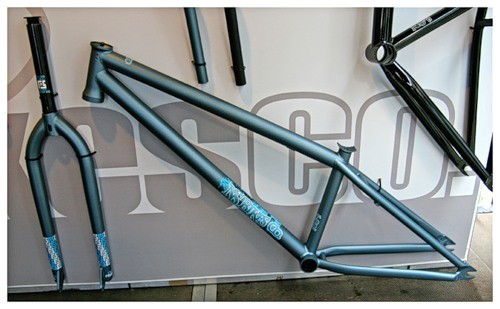 The NS Capital with U-brake mounts (removable), integrated pivotal seat post, coming in orange, gun metaly blue, and black. 2.09kg (4.6lbs) wow. 