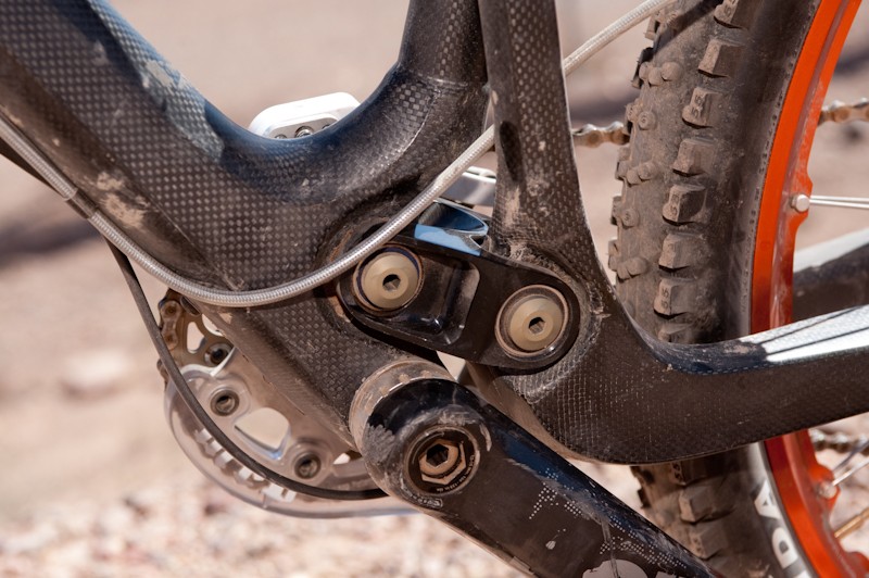 Dual row angular contact bearings in the front of the lower link that have less play than standard sealed bearings. Preload adjustment is not necessary. Large 28mm x 15mm x 7mm radial bearings in the rear for stiffness and long wear.