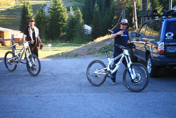 Its all over- pushing the steeds back to the cars and heading out for some food. Lars and Luke mobbin' it!