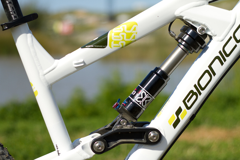 X-Fusion O2 RC rear shock
