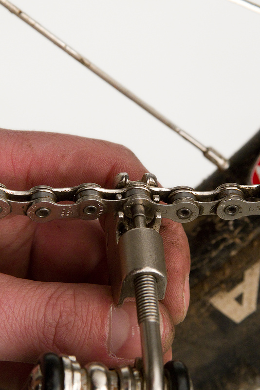 Using the chain tool to reinstall the chain pin
