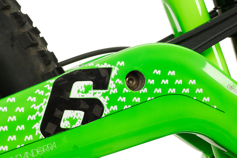 The VIP version of the Meta 6 frame features a carbon fiber swingarm