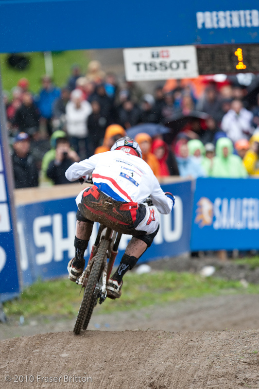 Minnaar rounds the final corner and step down to take the win.