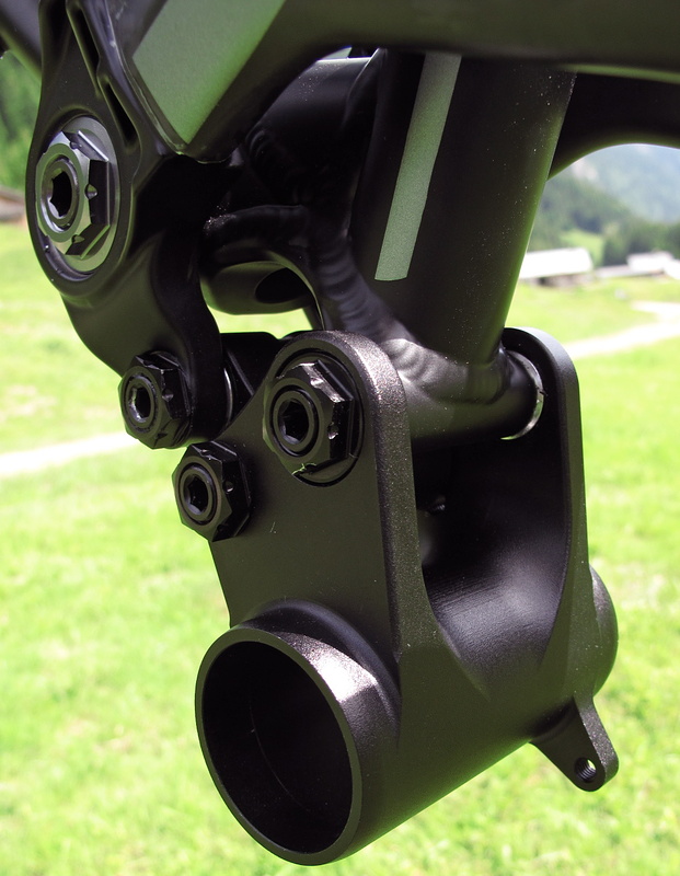 Although the floating bottom bracket looks very similar to some current designs, its geometry  <br> is quite different and it actually functions in the exact opposite way
