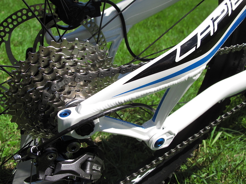The 160 mm Spicy uses a 12 x 142 mm rear thru-axle to keep everything in a straight line