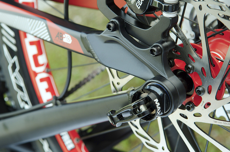 ABP Convert allows the use of either the stock 12 mm x 142 mm rear wheel, or a standard 135 mm QR