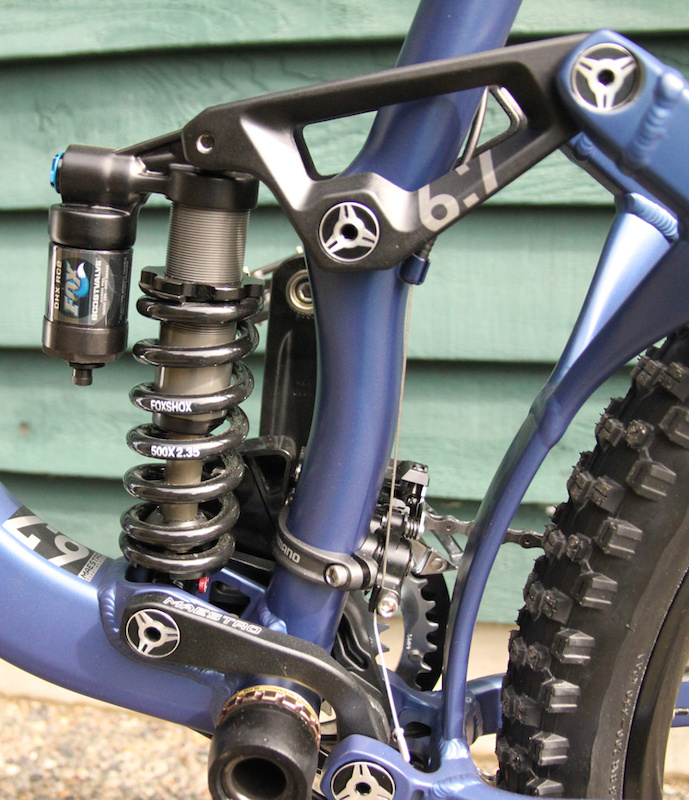 Up close and personal with Maestro. Note the stays are attached to the main triangle via the short linkage plates, as well as the vertical brace between the chain and seat stay. This addition increases the stiffness of the rear triangle