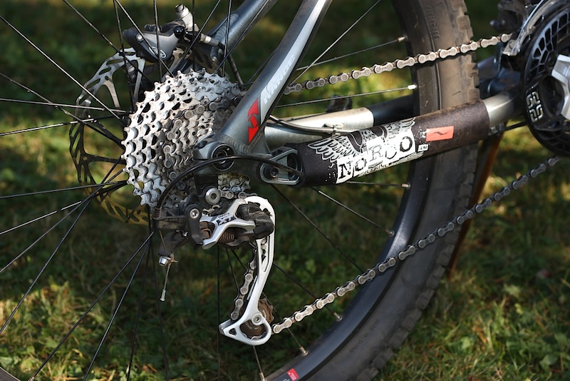 Shimano's DynaSys Deore XT drivetrain comes in with ten speeds and uses an 11-36 rear cassette with a long cage derailleur.