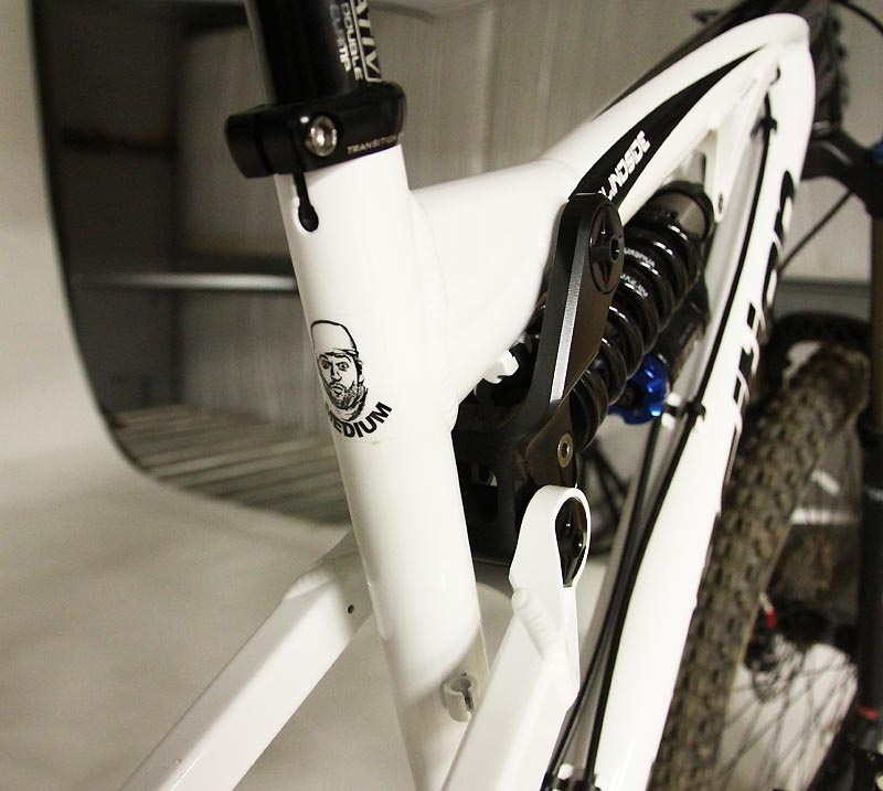A familiar face graces the straight seat-tube; tall leggy riders who need to raise and drop the seatpost a lot will rejoice