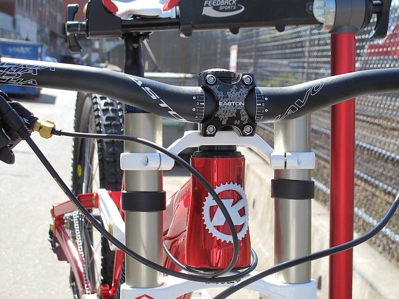 Up front you'll find a short tapered headtube that hides a integrated headset