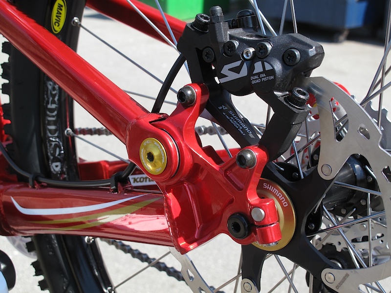 Updated hardware holds together the new clevis type dropout pivots - stiffness and additional bearing life are the goals. I for one am happy to see a standard thru-axle on the back. Note the replaceable pinch bolt inserts as well.