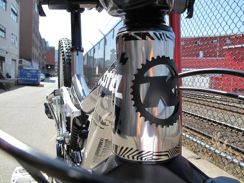The FR model features the same tapered headtube as it's big brother, the Supreme Operator
