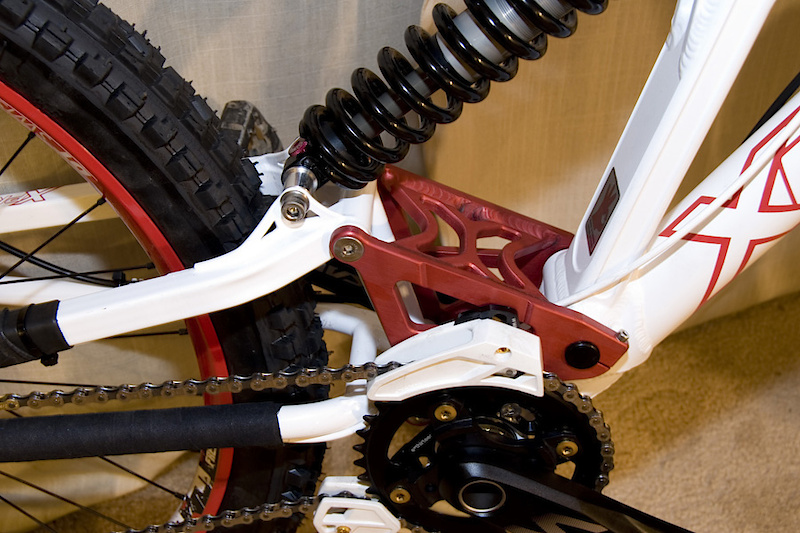 Close up of the lock on linkage plate and tons of tire clearance with the rear chromo triangle.