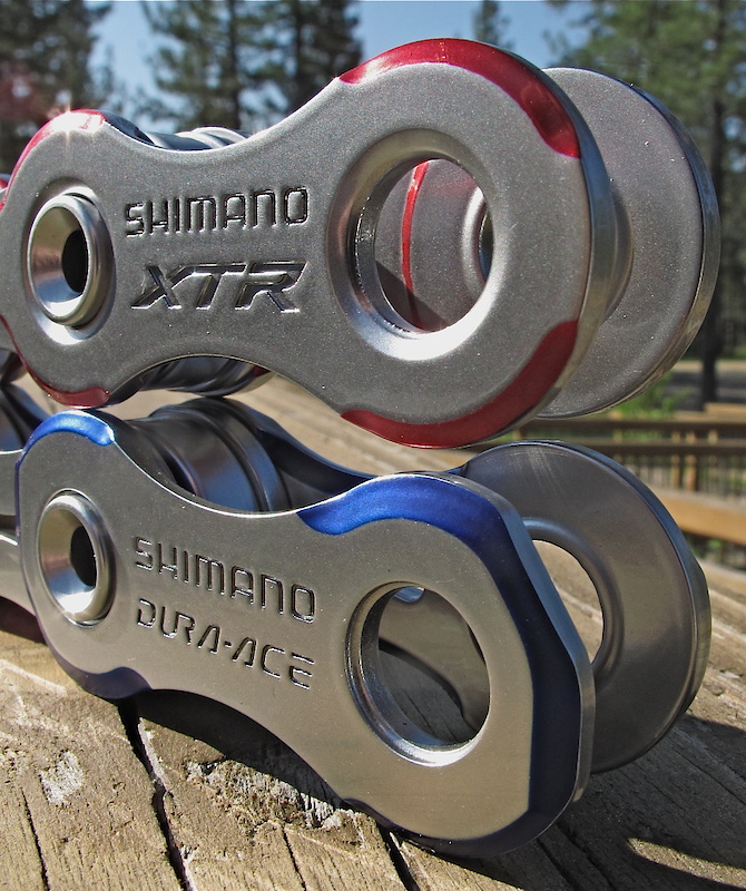 Geek out alert! These two pieces of gigantic mock chain clearly show the differences between the high end road and mountain chains. The HG-X 10 speed mountain bike chain is designed to work only with mountain bike chainrings and cogs, don't try and put it on your road bike, and vice versa. The directional chain uses different inner and out links, each side designed to interact with either the rings or cogs. 