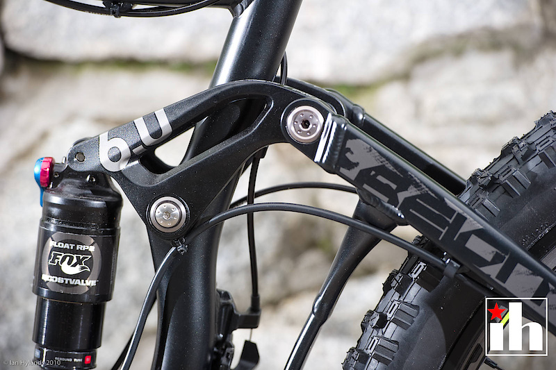 Upper linkage detail