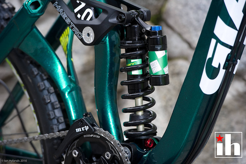Giant's dual link Maestro suspension is found throughout their range, including the Faith. The design uses two short and stiff links that create a virtual floating pivot.