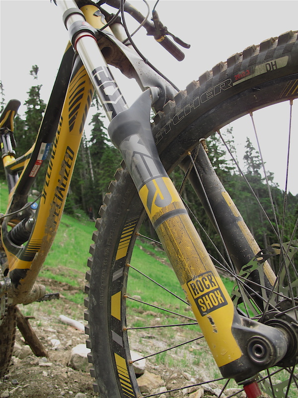 The Demo 8 1 comes with a coil sprung Boxxer Race fork with color matched decals stock.