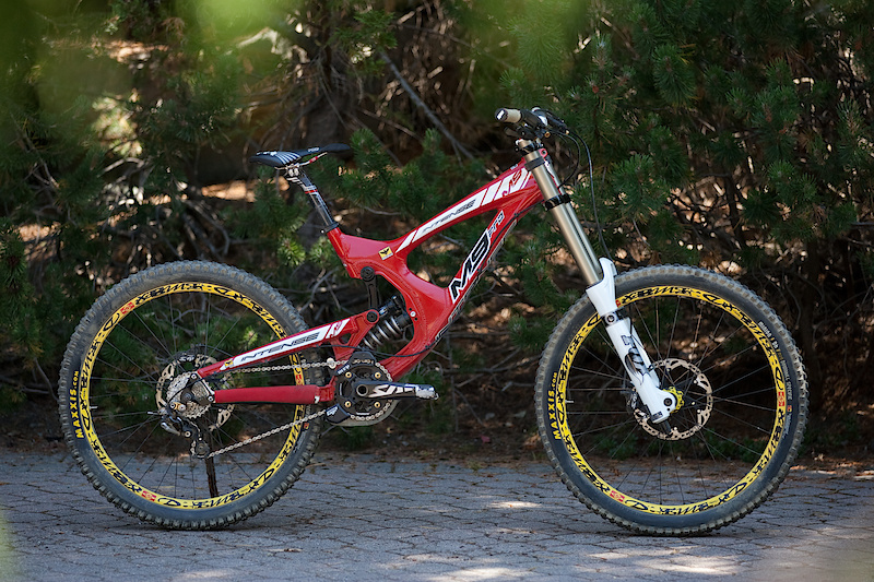 The Intense M9 FRO dressed in familiar colors, this being the machine that takes the place of the popular M6. You've seen the CRC World Cup team racing on the M6 EVO, but this bad boy takes those changes to another level and brings them straight to you.