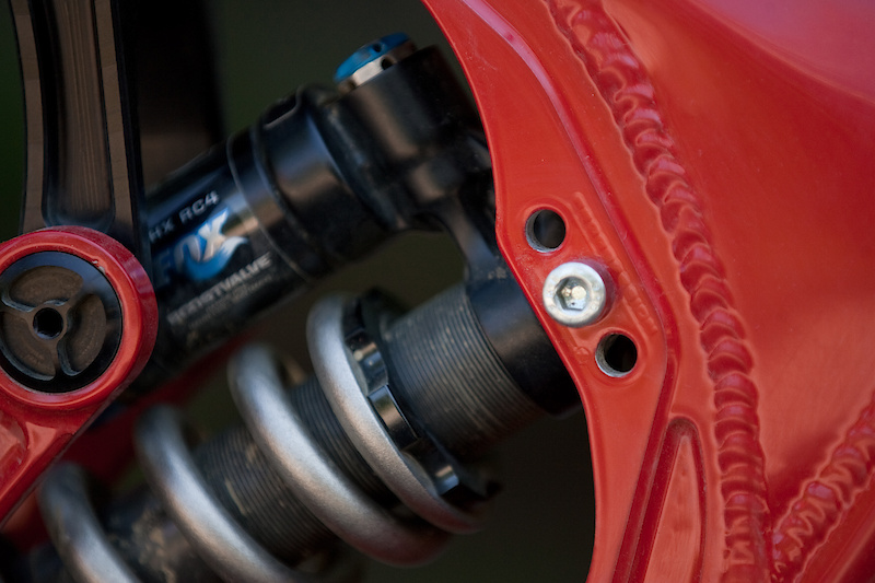 The upper shock mount features three positions that let the user fine tune the suspension's rate to be more progressive and lively if need be.