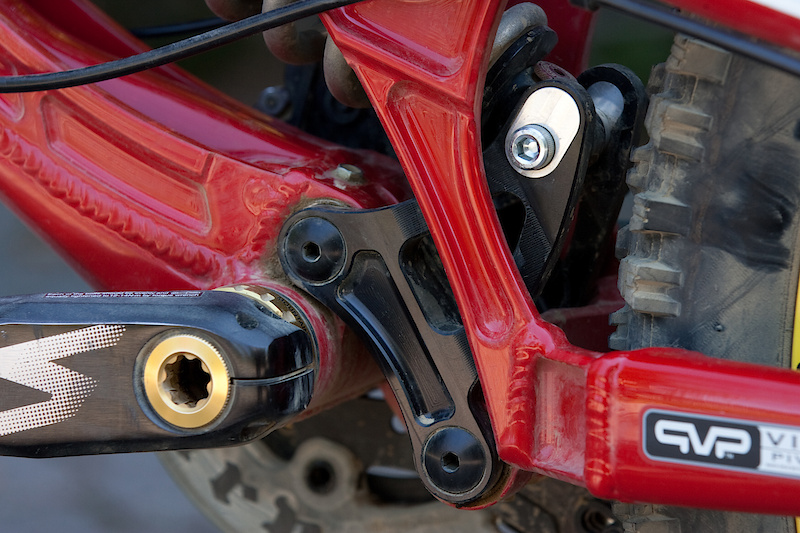 The rearward shock mount sports inserts that can be used to change the travel between three settings: 8.5