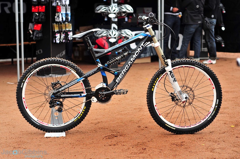 This is the first of the bikes we took a look at from Bergamont. Although the Straightline is not a new bike to the Bergamont lineup, it has seen some pretty significant reworking over previous years to produce a sleek and neat frame that incorporates a load of new features.