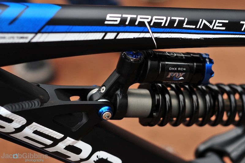 More neat welds. But the best bit about all of this is the price. How does 1599 Euro for the frame including Fox RC4 sound? Yeah, I thought so...