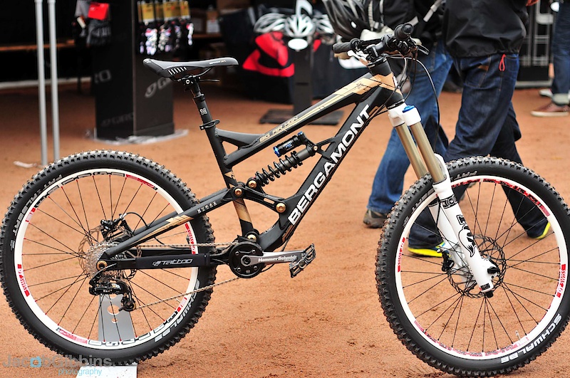 The next frame is the Big Air MGN which incorporates many of the neat features found on its bigger brother, the Straightline. Reduced travel at 190mm comes from a 2.75 stroke shock to create the same overall leverage rate of 2.7 to 1 as the larger bike. Although the bare frame weight is only 100g or so less than that of the downhill race machine, the Big Air is spec'd with a Rock Shox Vivid Air to save significant weight there. In fact, there'd be very little to stop you doing the same with the Straightline to save some weight there too if that's your bag.