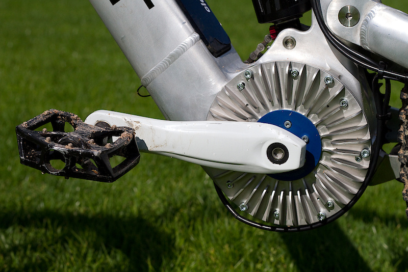 The E-Ndure uses an electric motor that is hidden within the above crank housing. The bike does not go forward under it's own power as a motorbike would, but instead uses the electric motor for an assist. When you put the power down, it puts the power down. Stop pedaling and the motor stops working. Due to German legislation the motor will only help you out until you hit 25 kph, after that you're on your own if you want to go faster. Even though Ghost has specd a motor that is capable of easily dealing with 800 watts, the E-Ndure gets up to speed using only 250 - 300. This makes for a very reliable system. Yes, those are cooling fins. The cooler the motor runs, the more efficient and reliable it will perform. You can just spot the battery that is held in place within the downtube and nearly out of sight. From the side the E-Ndure looks pretty much like a regular bike, which was one of the goals when designing it.