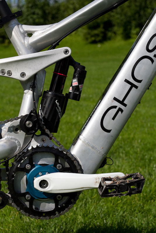 That's a big 'ol chainring! Because the bike uses an electric motor for an assist, the rider is able to easily push a bigger gear than you'd find on a standard bike. Get ready to set some new personal land speed records. Just as you'll find on their standard bikes, all of the E-Ndure's pivots rotate on sealed bearings. Both upper and lower shock mounts use needle bearings to keep everything running as smooth and as active as possible.
