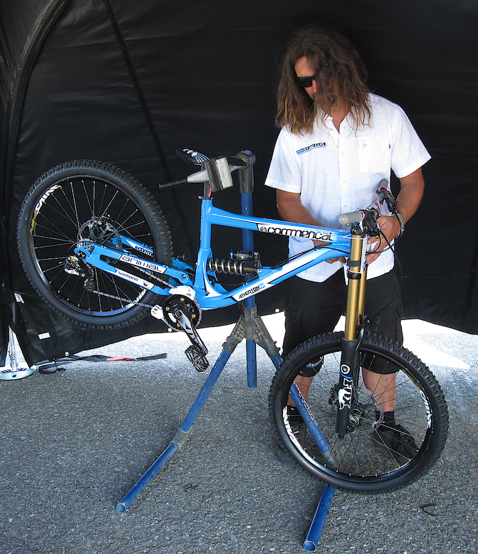 Irishman Stevie Bell tinkering with Gee Atherton's ride. Stay tuned for the brand new 2011 Commencal DH bike which We'll have for you from Eurobike in the next few days