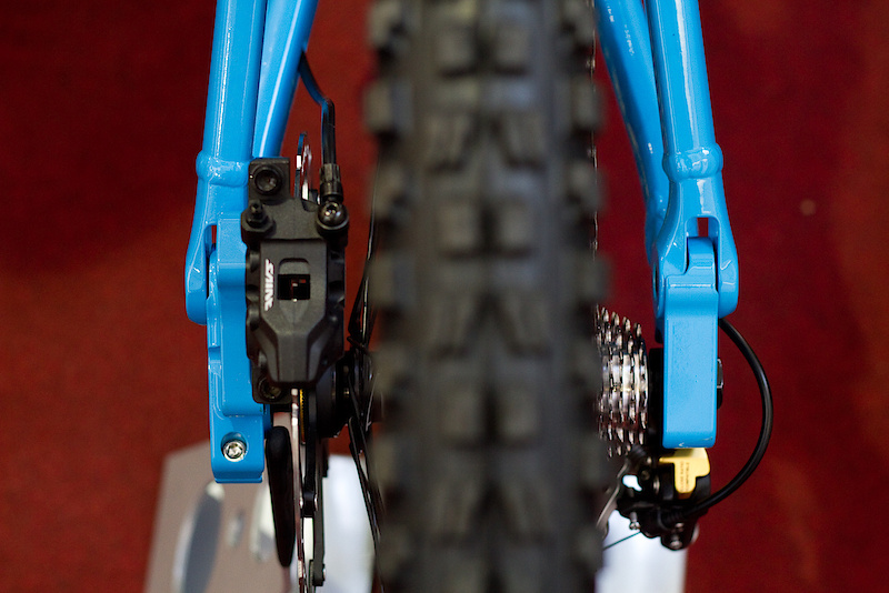 With the pivot here on the seatstay the bike is still a single pivot like the Mk1 and Mk2 designs. Even at this stage of prototyping the design by Nicolas Menard (seen presenting in the video) is super slick and looks like it could go into production tomorrow. As with its predecessor the Mk3 carries a 150mm back end which looks clean and tidy.