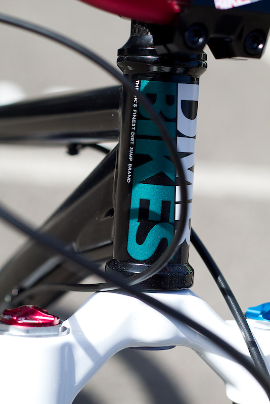 DMR says that you'll be best off using a 120 - 150 mm travel fork to match up with the 125 mm found out back. The Bolt will be available in either metallic black with anodized orange link, dropouts, and BB pivot parts or aqua with green anodized bits. If you like to do your own thing when it comes to stickers you'll be stoked to know that the stock decals are removable and the Bolt will come with an extra sticker sheet if you want to get all custom on it.