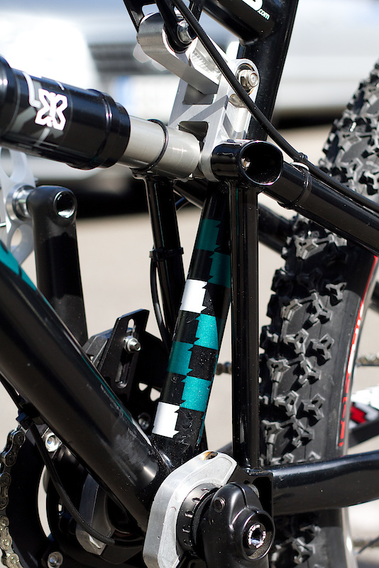 There were a number of requirements that DMR wanted to meet when penning the Bolt. Among them, it had to have enough travel and be forgiving enough to want to ride over a hardtail on some terrain, it had to be stiff enough to not feel like a wet noodle when pushing hard, short chainstays were obviously wanted, as well as to have it be easily convertible to singlespeed if so desired. It looks as if all those boxes have been ticked off. The swingarm pivots concentrically around the bottom bracket shell which means that chain tension will not change as the bike goes through it's travel. All you have to do is install DMR's 'Swopout' horizontal dropouts and shorten your chain in order to convert to singlespeed. The small link just above the shock does not alter the shock rate at all, but serves to keep the bike as stiff as possible.