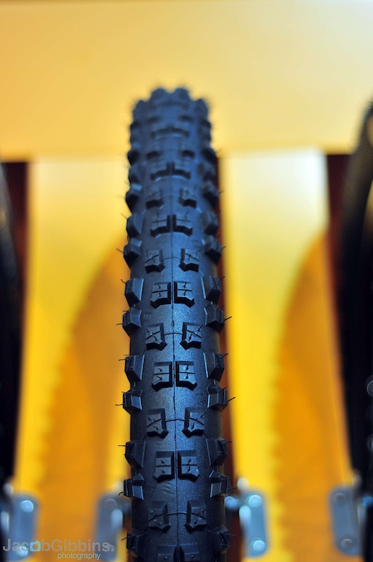 Der Baron.  We've been racing on these too this season under the old name of Rain King and have been impressed.  The change has come about for the simple reason that the new Mud King is waiting in the wings for a mid-winter release. And will be the true mud tyre, this being more suitable for damp and greasy, yet still relatively solid ground.  Using a Black Chili compound these stick to wet roots and rocks like a leach.  More on the rubber in a moment.  Both the Der Kaiser and Der Baron are 2.5