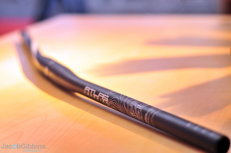 This is the new flat Atlas bar.  It may have taken Race Face several years to get in on the truly flat bar market, but this is their offering and it's a good one. Utilising the same sweep as the much liked riser, but without the rise, this is sure to be popular with those looking for a bit less height.