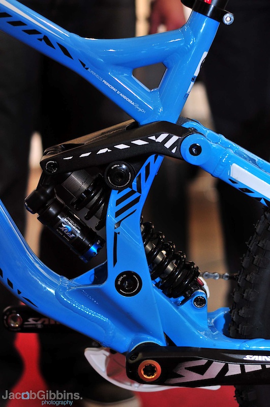 Large pivots increase stiffness, the durability of bearings and enable aluminium hardware to be used throughout which helps to keep the weight in check.
