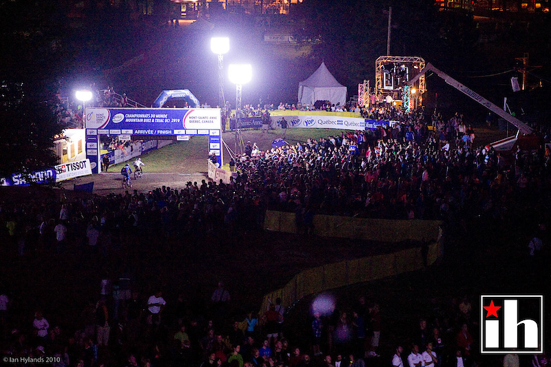Caroline Buchanan leads Jana Horakova into the finish of the womens final