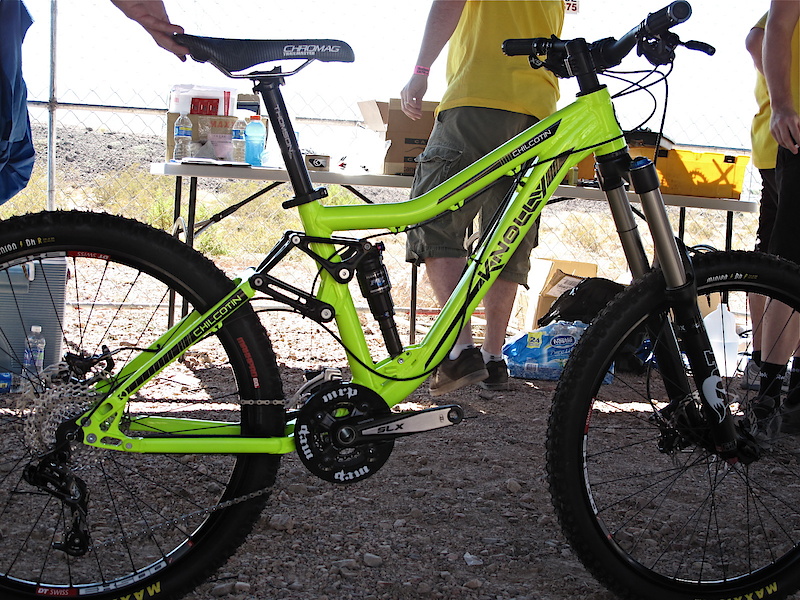 Here it is, the first look at Knolly's new Chilcotin, a serious all-mountain bike named after some serious B.C. mountains. This is a brand new machine from Knolly that is designed to do anything and everything that you may come across on your local terrain. Head out for shuttle runs with your DH buddies or pack your bag for that massive climb up and over your local pass, adjustable geometry and 6