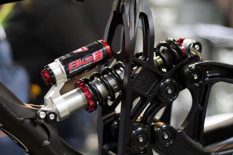 Dave has been using an Elka damper throughout the prototyping process of his new DHR and this has allowed Elka to come up with a tune that best suits the dw-link equipped race bike. Good to see some can-am know how coming together on the new Turner.