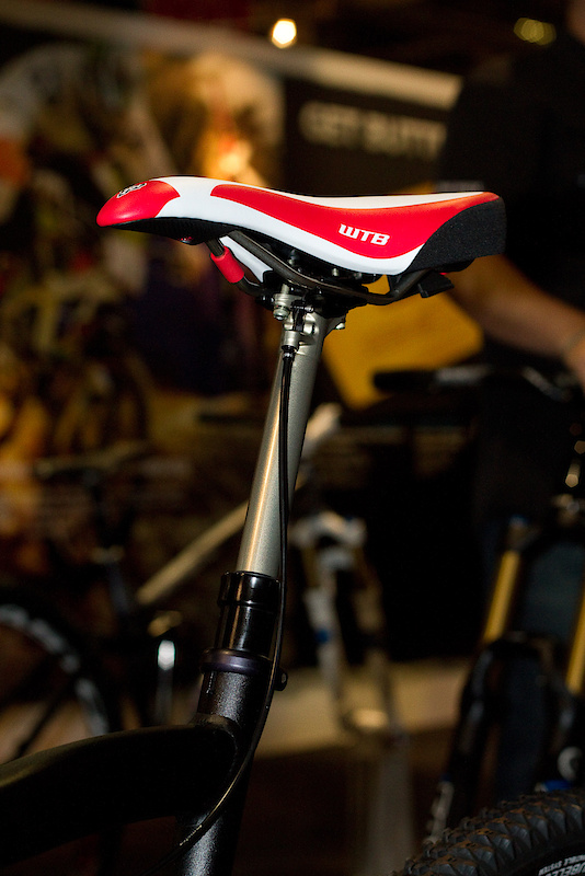 Being in the suspension game, it does make sense for Fox to jump into the growing telescoping seatpost wars. After all, a lot of the same technology can be applied to the problems that need to be tackled. While you are looking at an early prototype of the DOSS - Drop On Steep Shit - it was fully functioning and I was allowed to run it through its travel. While not overly eager to share too much information, Fox's Dan Robbins explained to me that their engineers have combined both the key-way that holds the post head from spinning and the internal travel control-stops into a single mechanism. Fox plans to make two travel options available when the post does hit the production line, both a 4