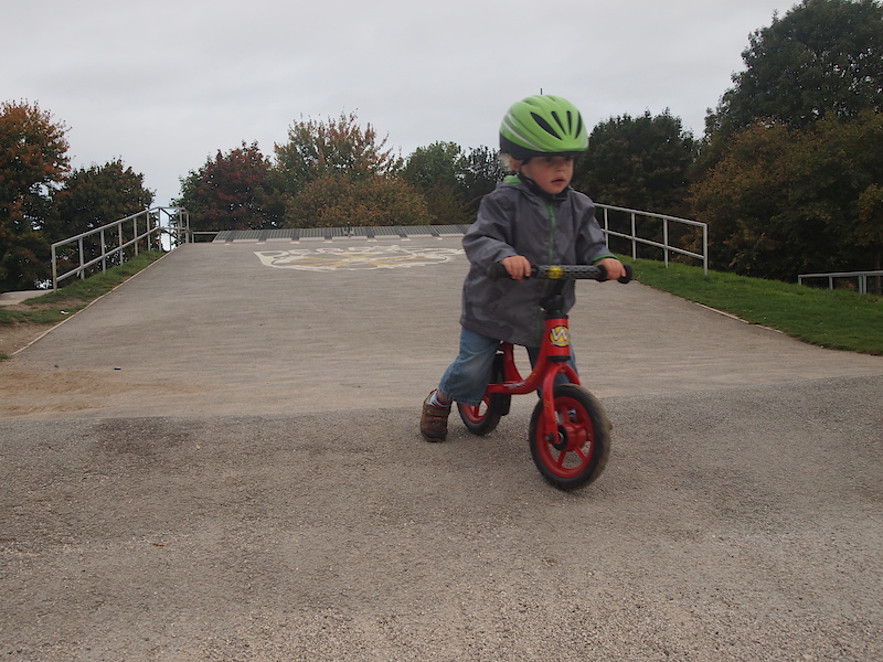Elijah attacking the first straight at Alvo
