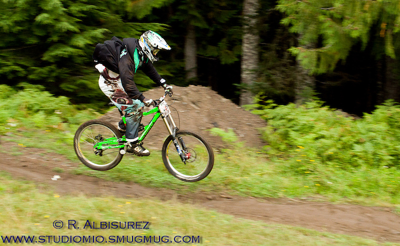 Junior Expert (planning to turn Pro in 2011) Irish Colin McAdoo had the cloudy day bike paint scheme and a new kits. Had to share. 