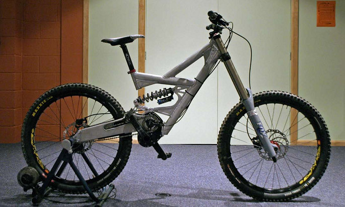 The Jezken uses a low and centrally mounted gearbox that allows the bike to have as little unsprung mass as possible which lets the rear wheel respond quicker to the terrain. The bike sports 8