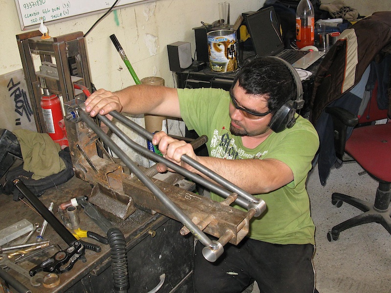 After we finished the chromoly skeleton I installed the Motolink parts and Elka Stage 5 shock