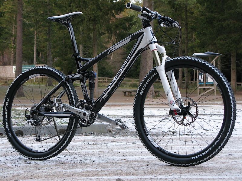  The RT is the newly revised bike in the range for 2011 and is sharper than the AMR although visually they share very similar design cues.  With 20mm less travel, the head angle is also XC race inspired at 69.5 degrees.  Sitting on it for the first time you are left with no doubts as to its intentions.  Narrow and flat bars, a long stem and a low front end thanks to a set of 100mm Fox 32 FITs all combine to create this feeling.  
