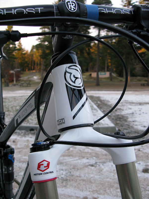  The all carbon AMR saves a further 300g over the half fat model.  What really stands out on all of these is just how similar both the carbon and alumiium models are visually thanks to a tubeset that has seen extensive use of hydroforming.  This makes it virtually indistinguishable from the carbon framed options so it takes either a very close look or 20/20 vision to tell them apart at anything more than a few paces.