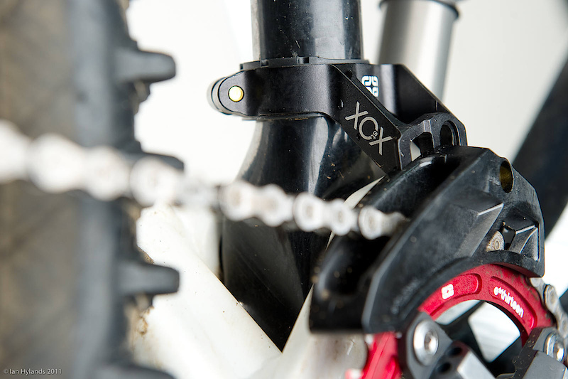 <span style='font-size:22px'>XCX-ST details:</span><br><br>- Designed for XC use<br>-  Clamps to seat tube in place of a front derailleur<br>- Lightweight guide that uses only an upper slider<br>- Adjustable chainline via eccentric cams (<I>50-53mm</I>)<br>- Works with 32T - 44T chainrings<br>- Split upper slider so you don't have to break your chain<br>- Can replace chainring without needing to remove slider<br>- Captive alloy hardware<br>- 7075 aluminum backplate<br>- Available in both high and low mount clamp backplates<br>- 75 grams (<I>High mount, 34.9mm shims</I>)<br>- Available in black or white<br>- MSRP $$99.95 USD